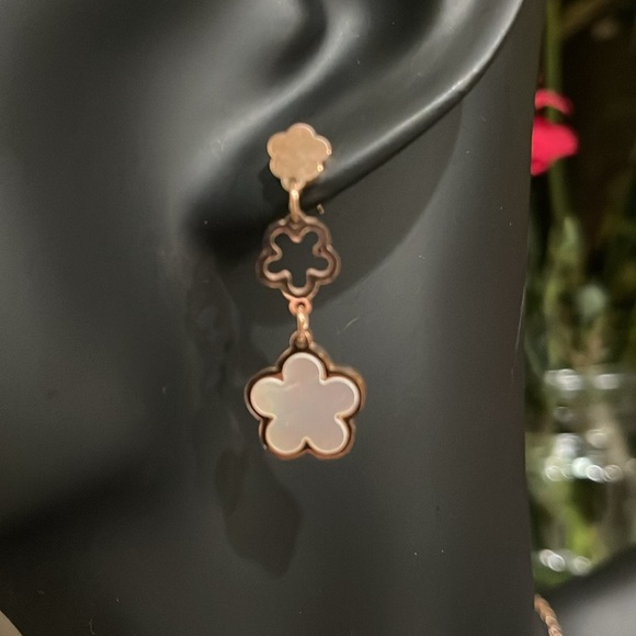 Stainless Steel Necklace and Earring Set Clover Shell Rose Gold Plated - Picture 3 of 7